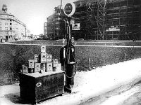 Benzinska stanica na zapadnoj strani Trga kralja Petra I. 1933. godine  U Zagrebu je 1928. godine evidentirano 861 motorno vozilo, dakle može se pretpostaviti da je pojava prvih stanica počela kada je Zagreb premašio broj od 1 000 vozila. Dotad su benzin, petrolej, ulje i druge potrepštine prodavale privatna osobe u središtu grada koje su benzin i petrolej nabavljale u bačvama iz Rijeke. „Hrvatski automobilni list” iz 1914. godine objavio je reklamu I. Zandomenija & Co koji je u svojoj garaži na Jelačićevu trgu 19 imao servis automobila i motora te prodaju benzina i ulja. Benzin se iz bačava lijevao u manje posude pa u spremnike automobila. Povećanjem broja automobila takav je način opskrbe gorivom u potpunosti zastario pa je pojava benzinskih stanica bila neminovna. Pojava prve benzinske stanice zabilježena je u Zagrebu 1932. godine u Šoštarićevoj ulici 12. Njome se koristila privatna nabavljačka zadruga vlasnika Autotaksa čije ime je bilo „Autozov”, a kao komercijalna institucija bila je protokolirana kod Kraljevnoga sudbenog stola. Ostale su stanice bile su u Martićevoj 3, na Trg kralja Aleksandra I. kod HNK na današnjem Trgu žrtava fašizma, na Starčevićevu trgu i na nekoliko drugih lokacija.